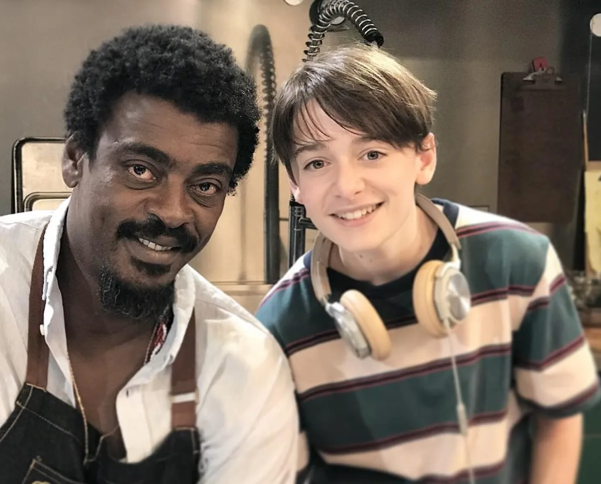 Seu Jorge e Noah Schnapp estrelam thriller sobre invasão a imóvel de Escobar