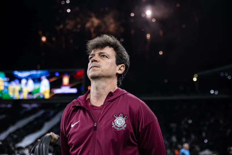 Torcida do Corinthians apoia permanência de Fernando Diniz, aponta enquete