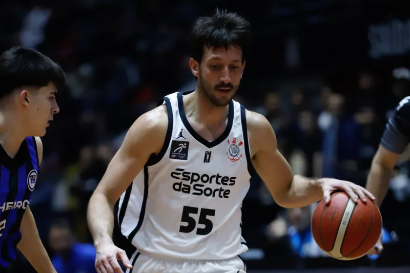 Elinho relata impacto de pagamentos atrasados no basquete do Corinthians