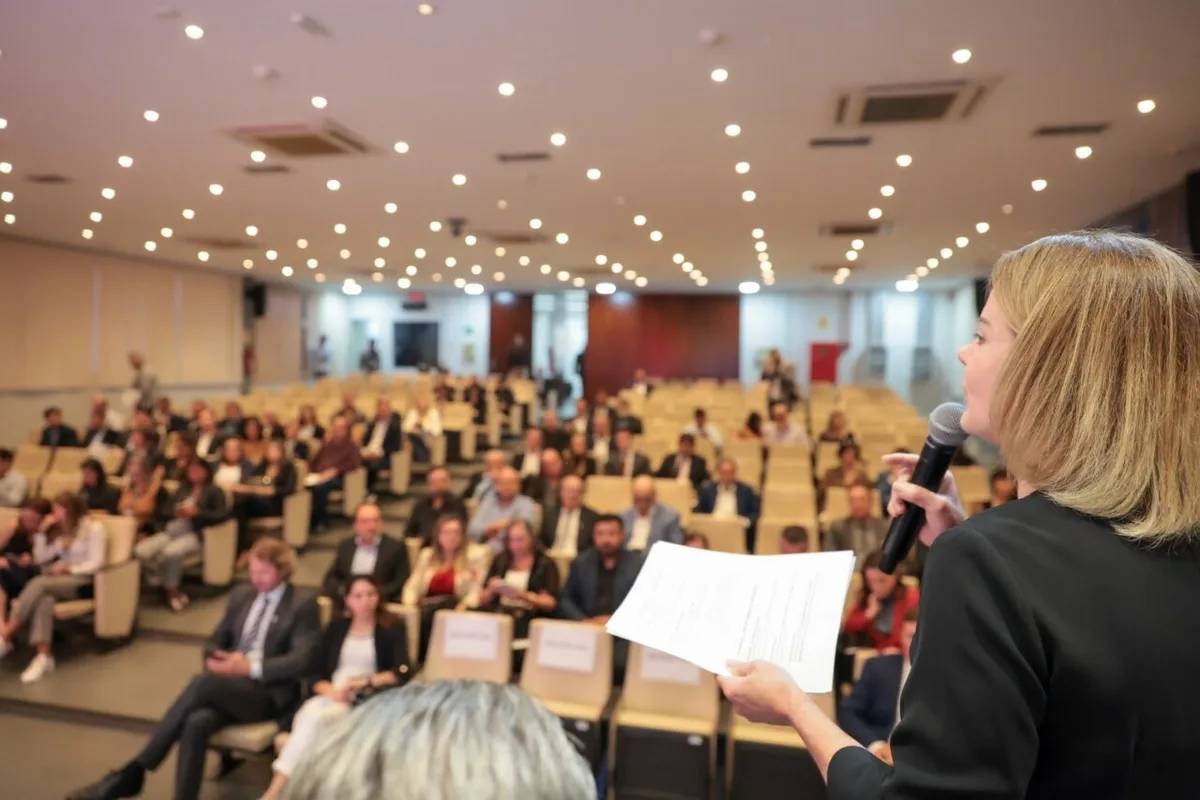 PAC destina R$66 bilhões ao Paraná até 2030, diz Gleisi a prefeitos