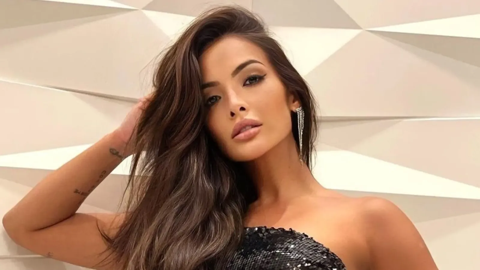 Carol Nakamura deixa posto de musa do Salgueiro para investir na atuação