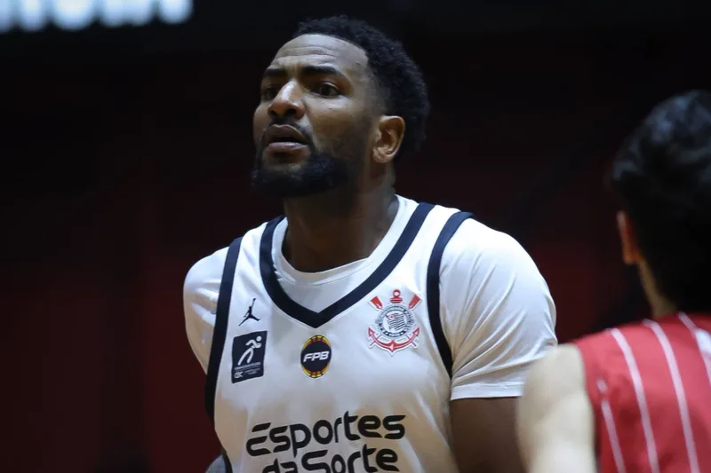 Victão renova com o Corinthians e destaca integração da base ao elenco