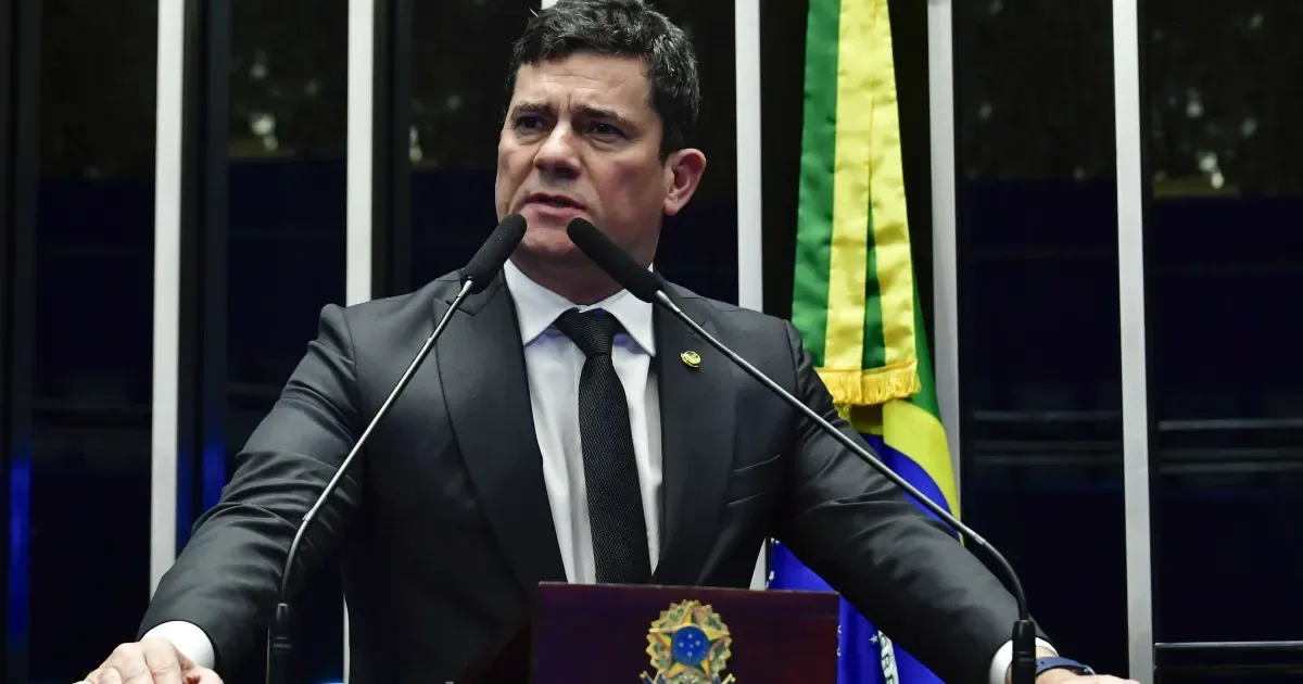 Ausente, Moro é chamado de "fujão"; educação é foco em debate no PR