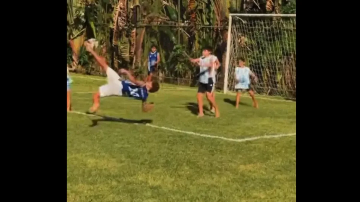 Filho de Ganso marca gol de bicicleta e chama atenção da torcida do Fluminense