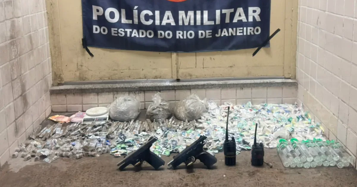 Ação da PM termina com dois presos e apreensão de armas e drogas no Rio