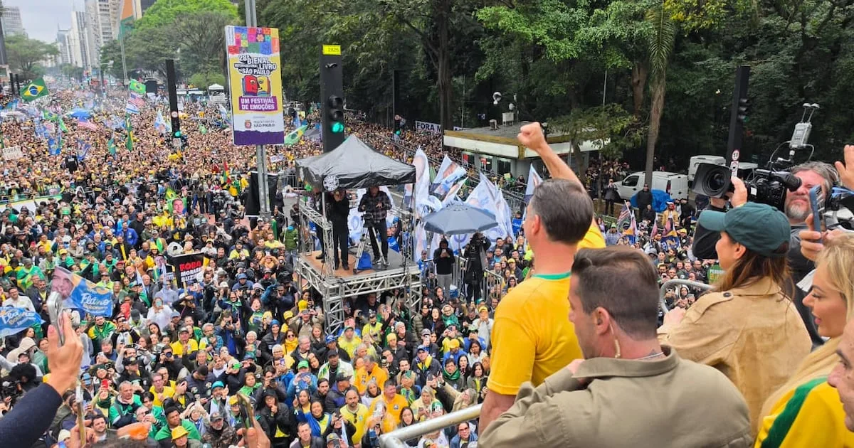 Flávio Bolsonaro leva aliados à Paulista em ato com críticas a Moraes