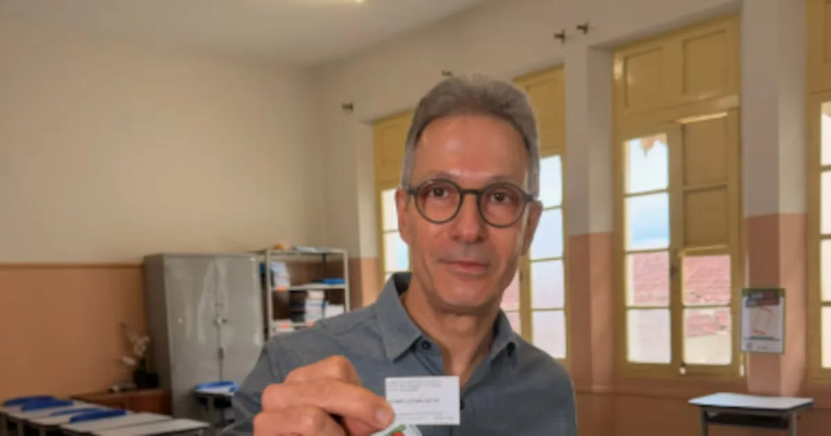 TRE-MG vai apurar entrada de Zema com celular na cabine de votação