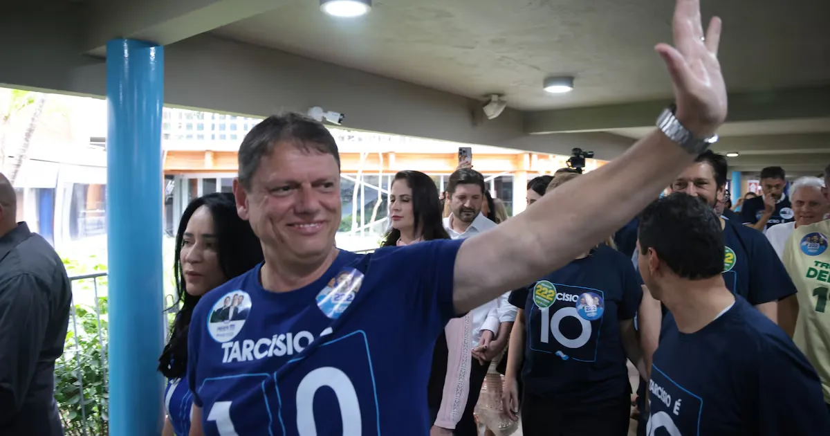 Tarcísio vê migração de votos para Flávio e admite eleição no 1º turno