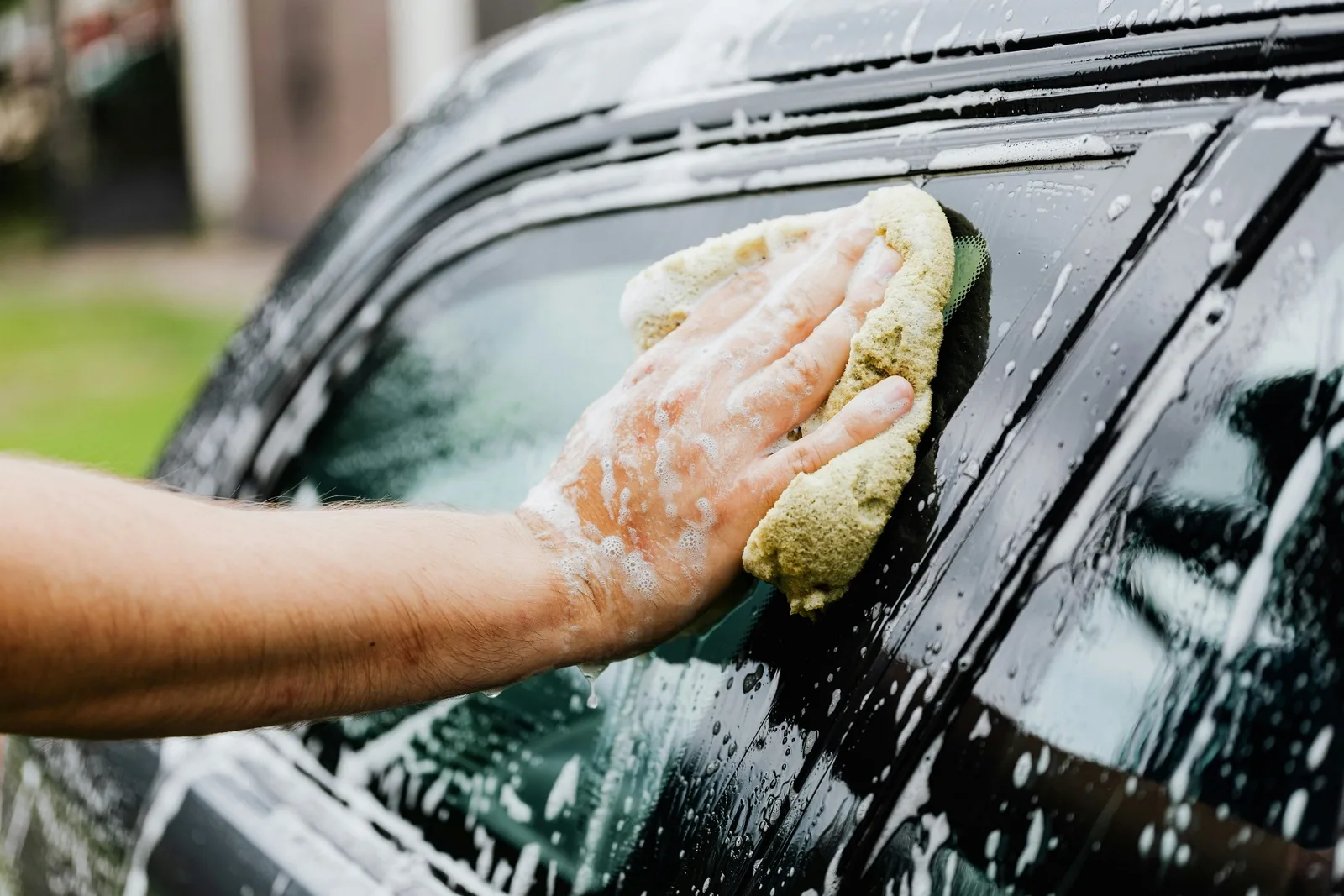 Detergentes automotivos têm opções para pré-lavagem e sujeira pesada