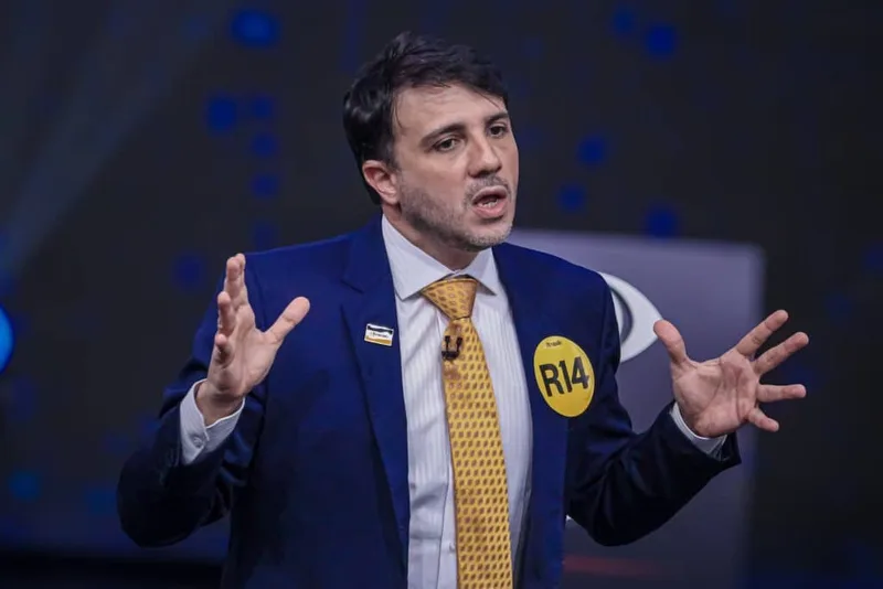 Renan Santos descarta apoio a Flávio no 2º turno e dispara: “Formação de quadrilha”