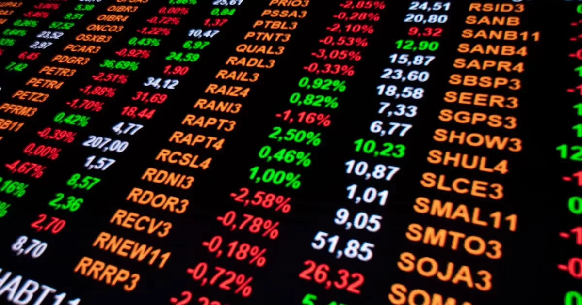 Ibovespa avança com pesquisas eleitorais; Azzas recua após corte de nota