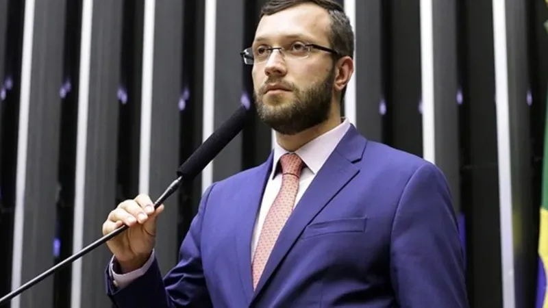 Justiça do Paraná manda deputado excluir posts contra promotora de Londrina