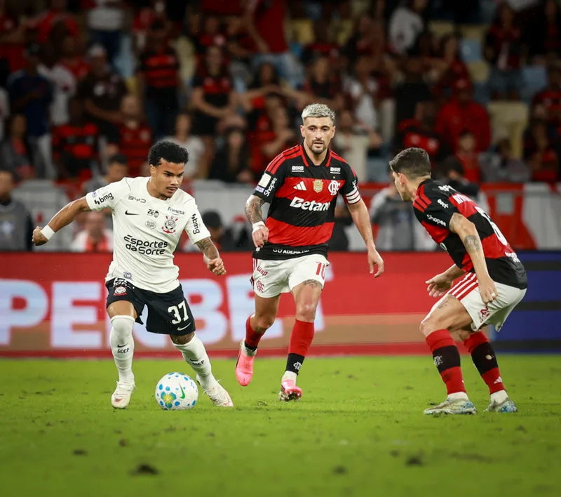 Flamengo vence no Maracanã e deixa Corinthians perto da zona de rebaixamento