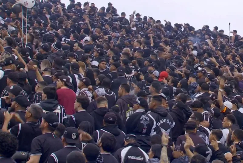 Torcidas do Corinthians fazem protesto antes de duelo com o Fluminense