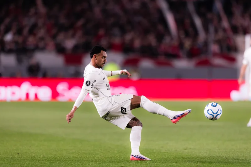 Matheuzinho lidera ações defensivas do Corinthians contra o Estudiantes