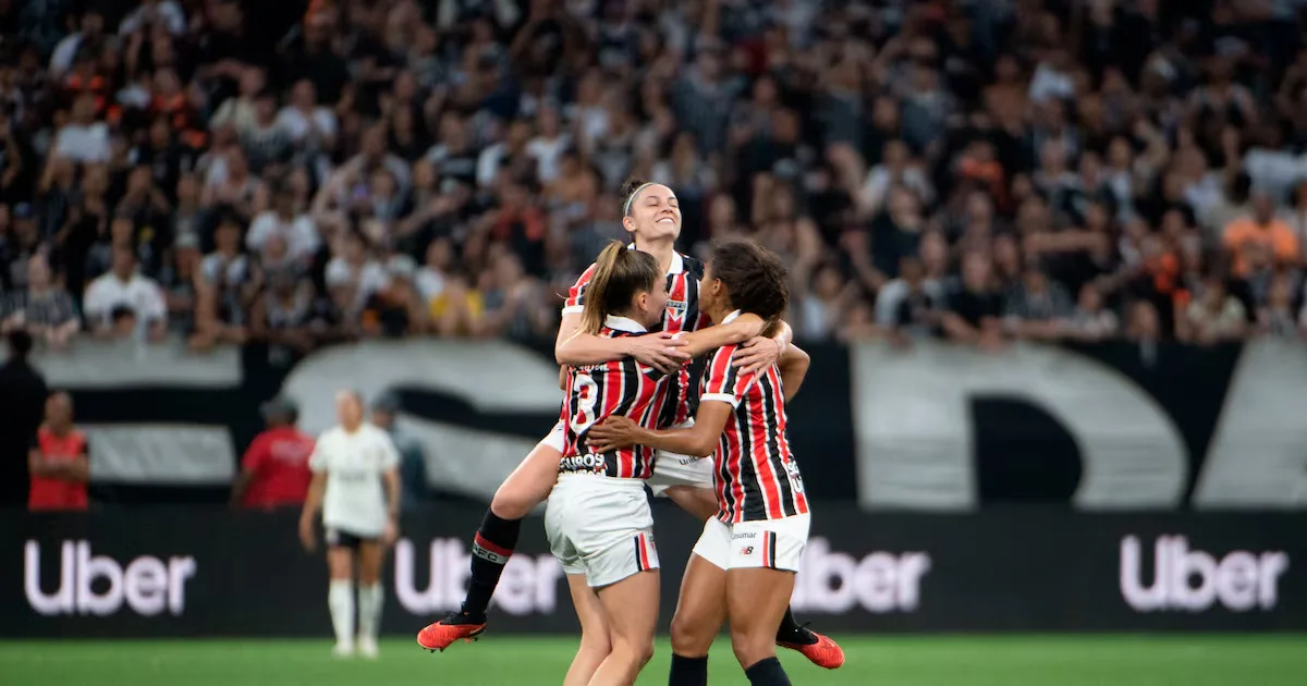 São Paulo vira sobre o Corinthians e larga em vantagem na final do Brasileiro feminino