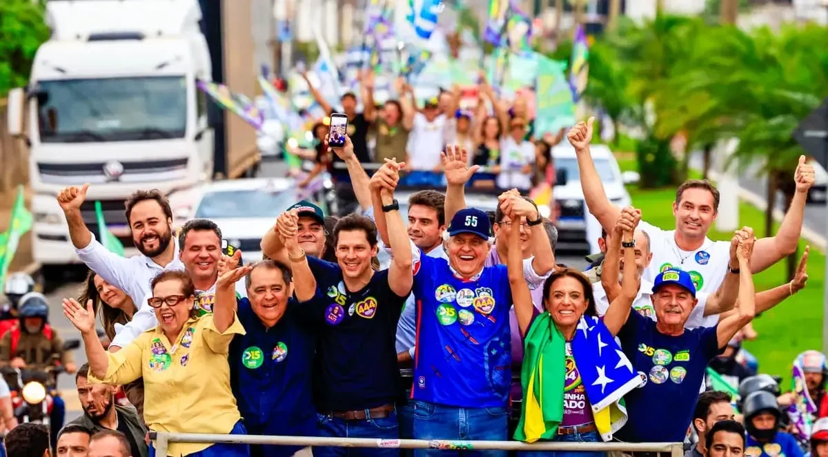 Caiado participa de carreata e declara apoio à reeleição de Daniel em Goiás