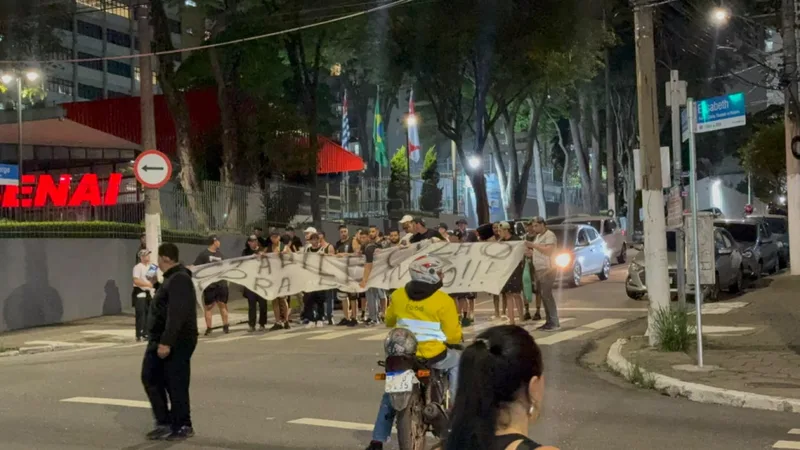 Torcedores do Corinthians fazem protesto contra Osmar Stabile no Parque São Jorge