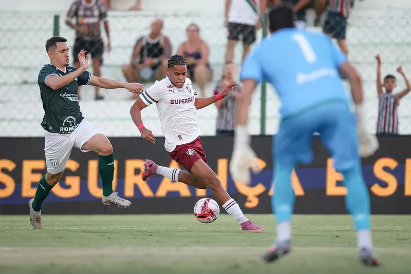 Matheus Reis passa a correr no gramado durante tratamento no Fluminense