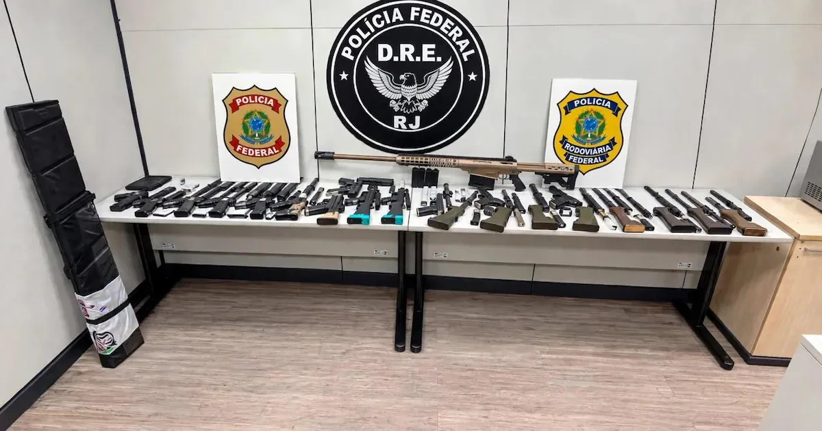 Arsenal com fuzil .50 é localizado em furgão na Dutra, no Rio