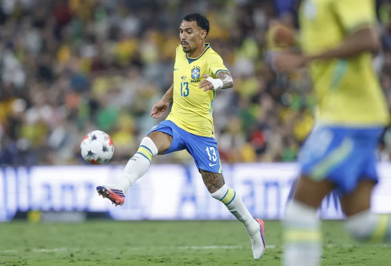 Matheuzinho lidera ações defensivas em estreia pela Seleção Brasileira