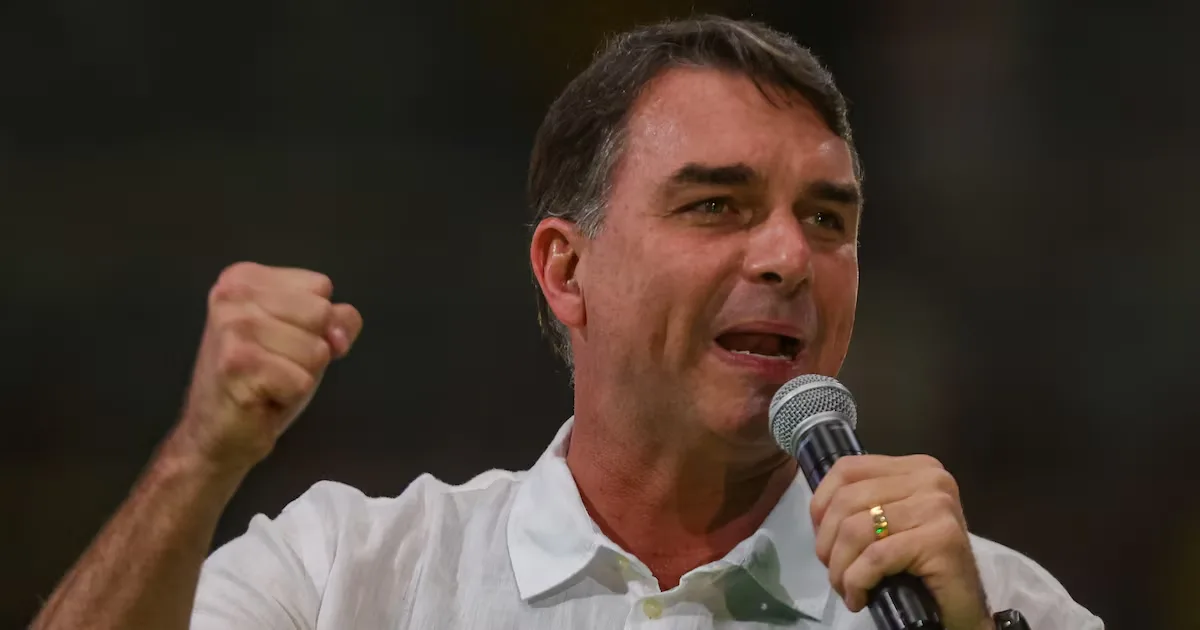 Flávio Bolsonaro critica Senado e diz que Moraes deve deixar o STF