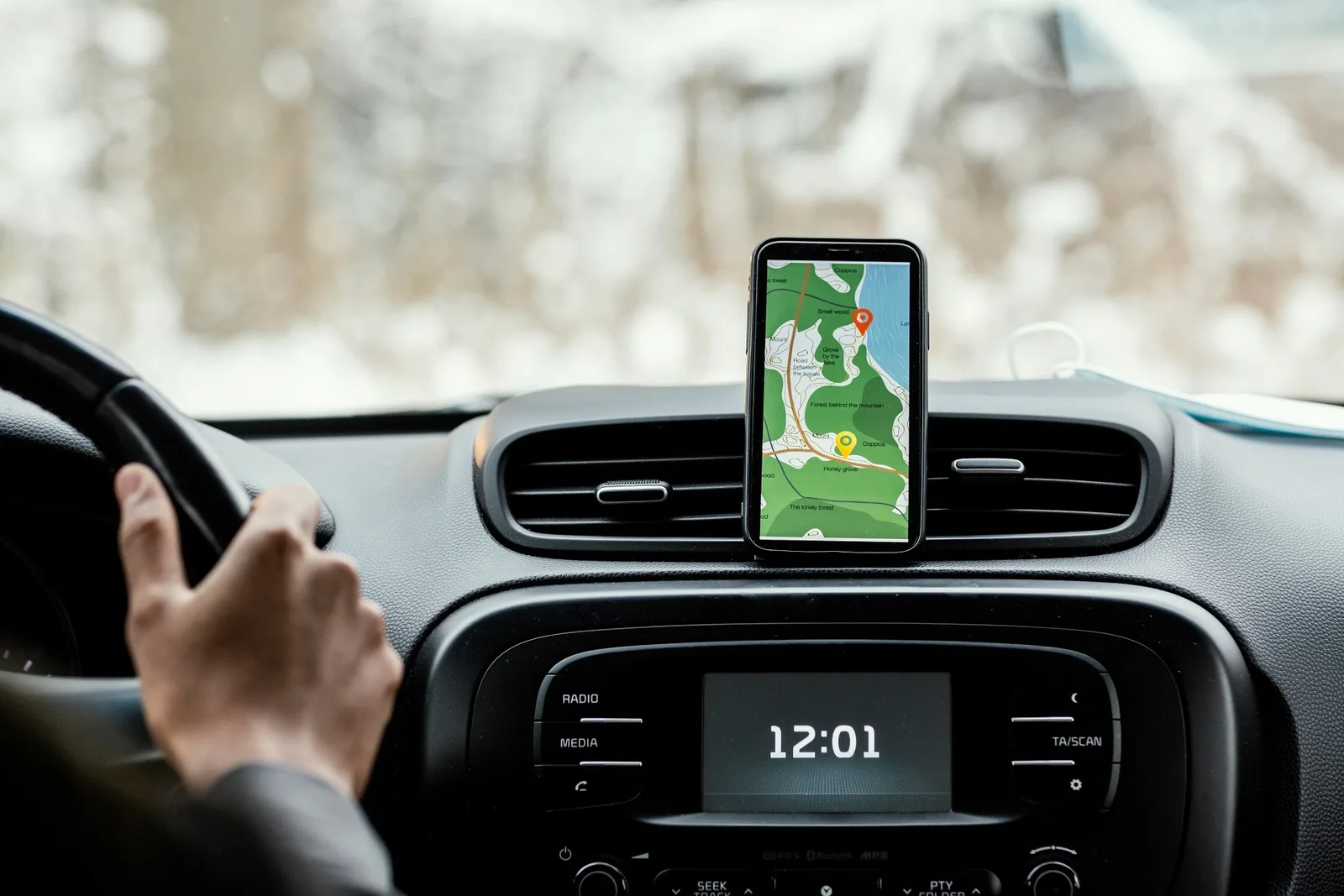 Quatro suportes magnéticos para celular disponíveis para carros