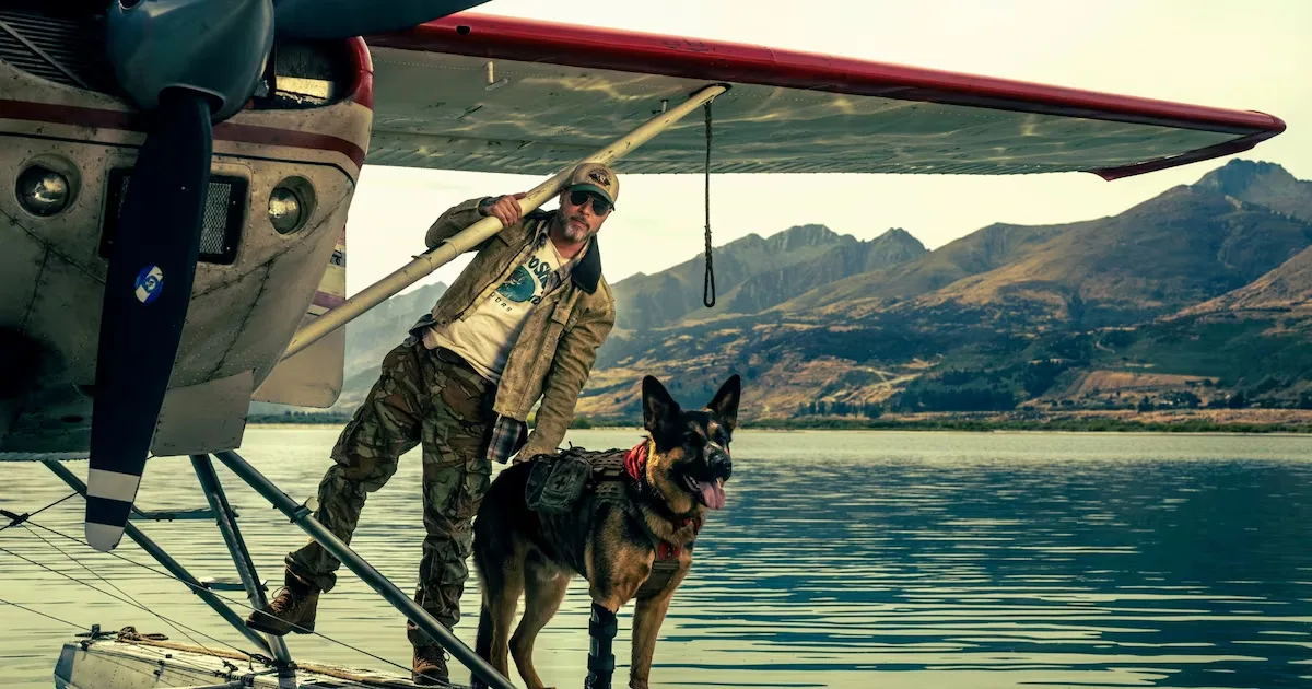 Brad Pitt interpreta veterano que atravessa o Alasca com seu cão de combate