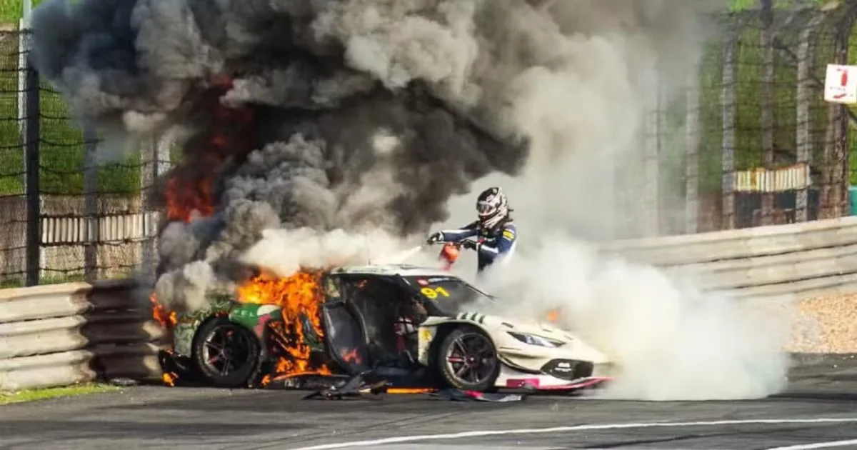 Hartog abandona corrida e resgata piloto preso em carro em chamas no China GT