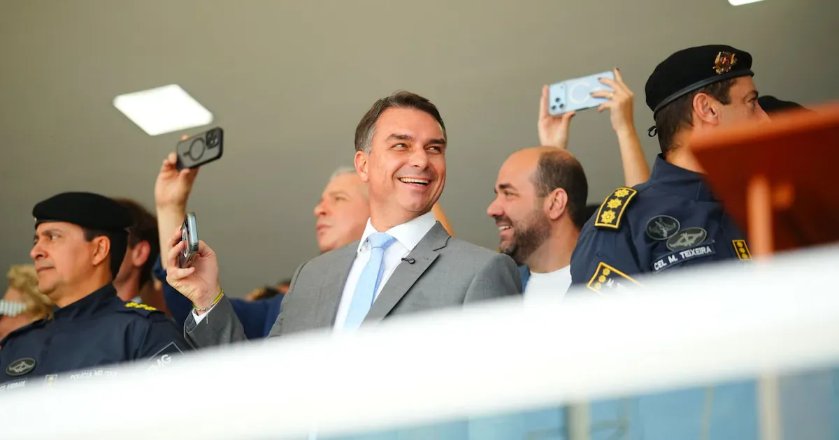 Flávio Bolsonaro promete programa nacional de proteção às mulheres