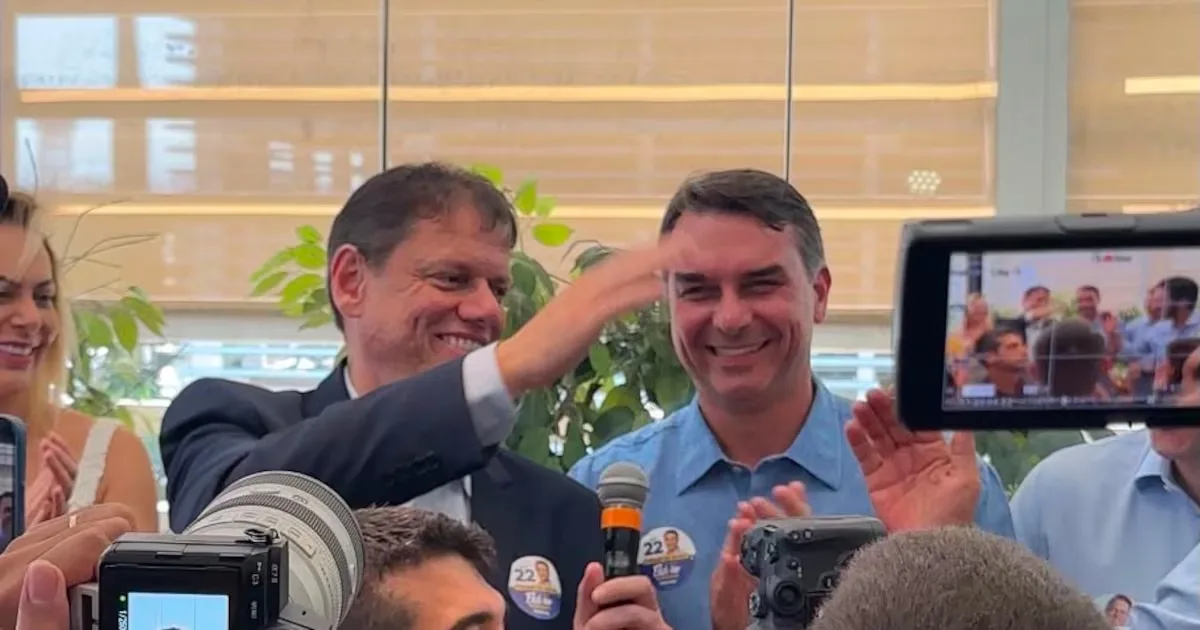 Tarcísio cobra apuração no STF durante culto com Flávio Bolsonaro em São Paulo