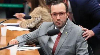 TRE-PR multa Filipe Barros por impulsionamento de vídeos contra Gleisi