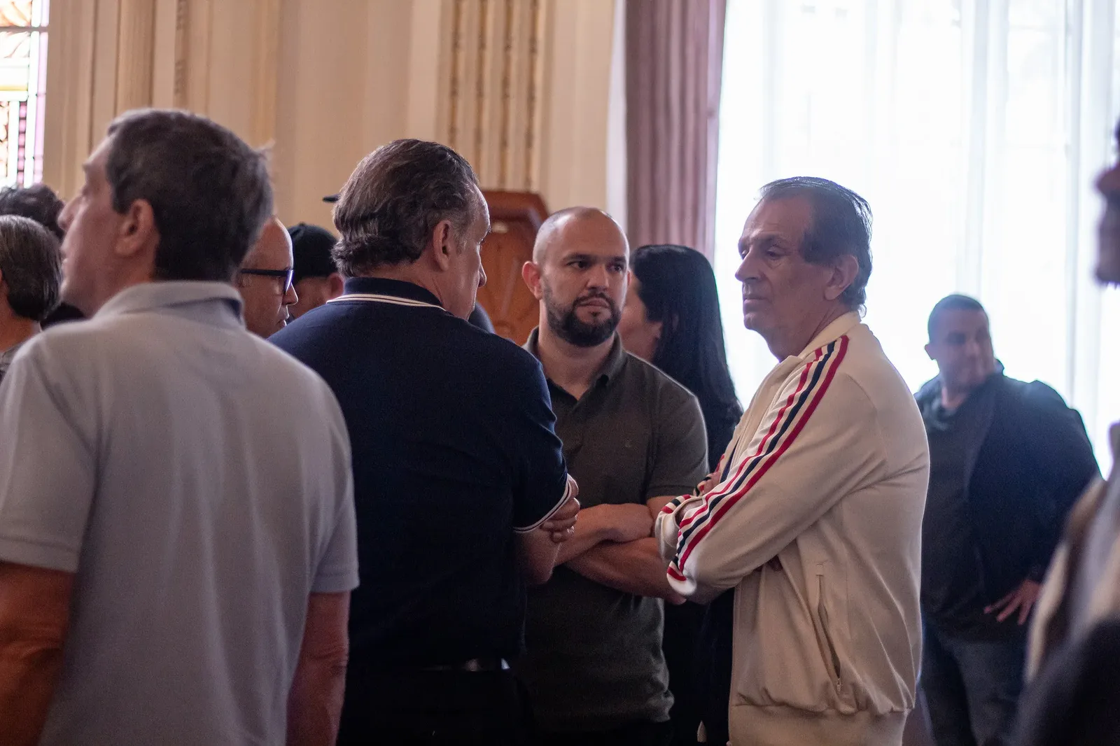 Bap vai a velório de Paulo Angioni com casaco do Fluminense e divide torcedores