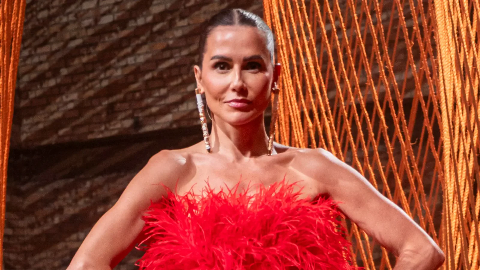 Deborah Secco firma acordo de R$ 70 mil com vizinho de 96 anos