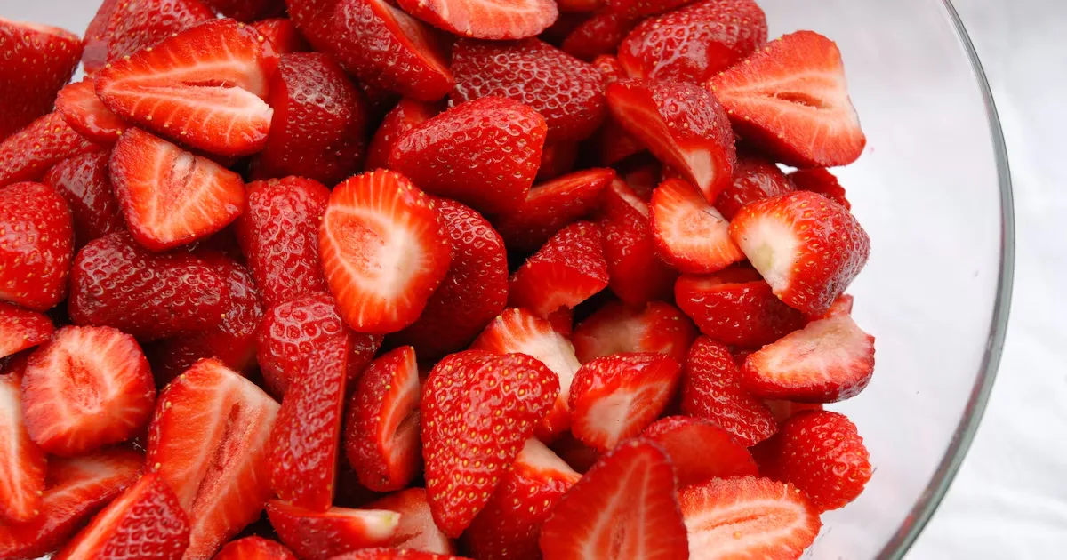 Nutricionista de Brasília cria versão fit do morango cravejado