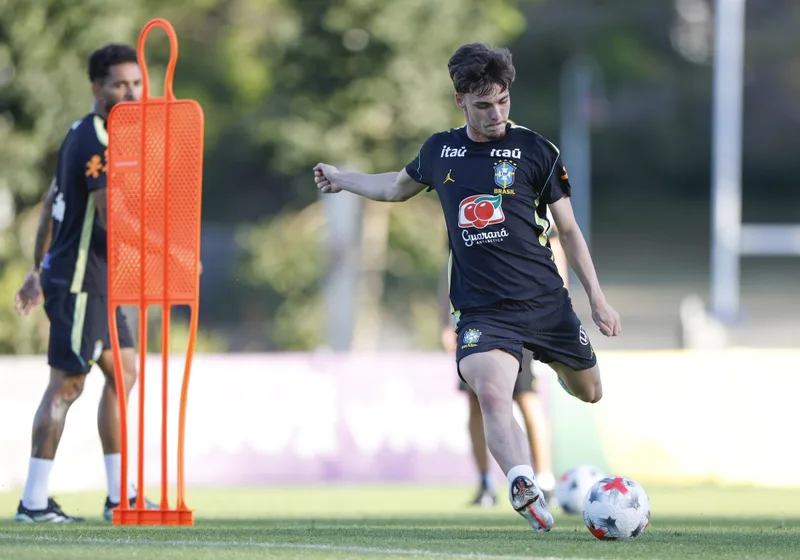 Breno Bidon aponta Bruno Guimarães como referência e destaca papel do Corinthians