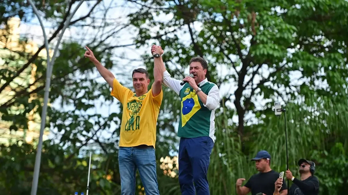 Ato do PL em Goiás tem ataques de Flávio a Lula e críticas de Wilder ao MDB
