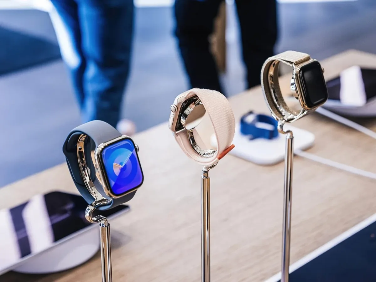 Mercado de smartwatches recua, mas Apple ganha espaço no segundo trimestre de 2026