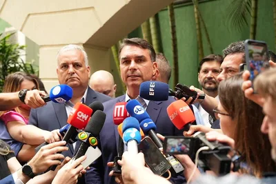 Flávio Bolsonaro cobra votação de pedidos contra Moraes e acusa Alcolumbre