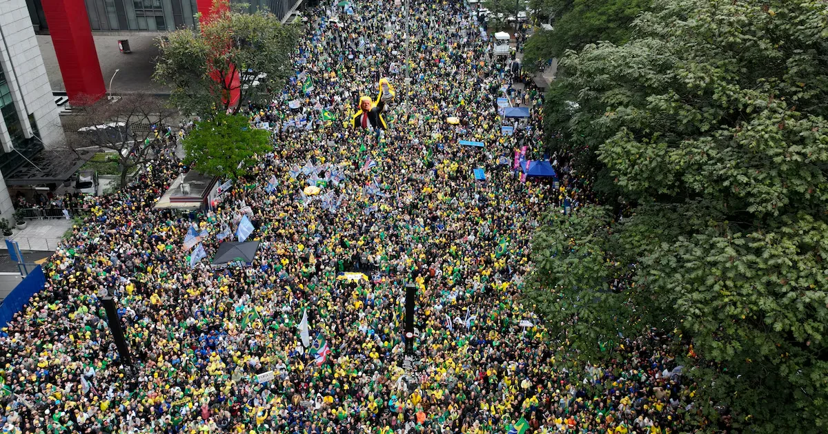 Ato de Flávio Bolsonaro reúne 28,5 mil pessoas na Avenida Paulista