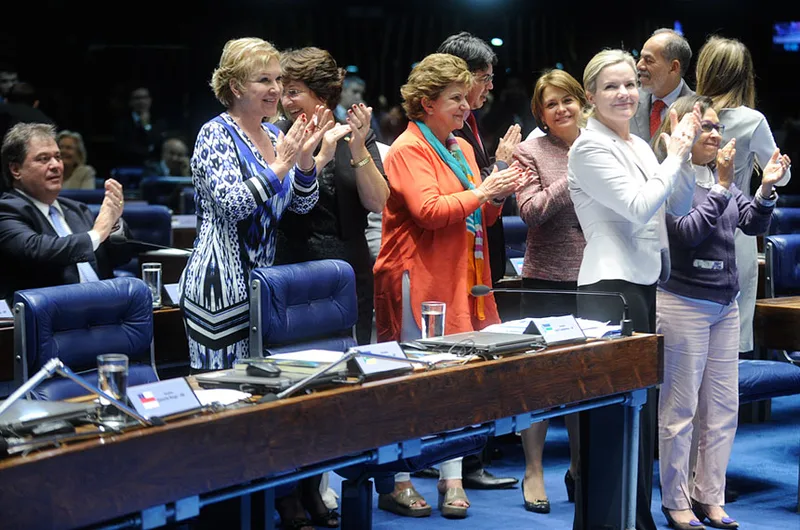 Plenário aprova inclusão de feminicídio no Código Penal
