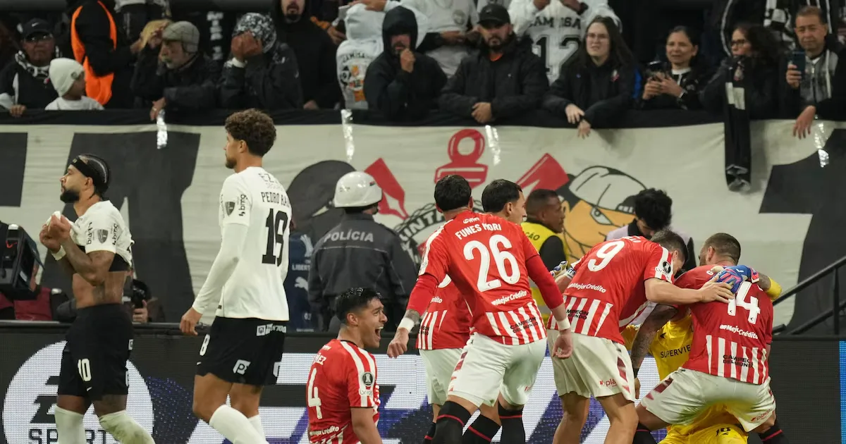 Corinthians é eliminado pelo Estudiantes após pênalti perdido por Memphis