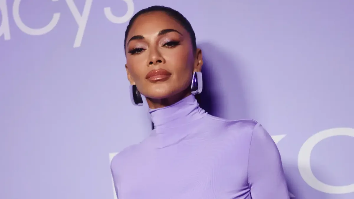 Nicole Scherzinger mantém apresentação após acidente com água quente