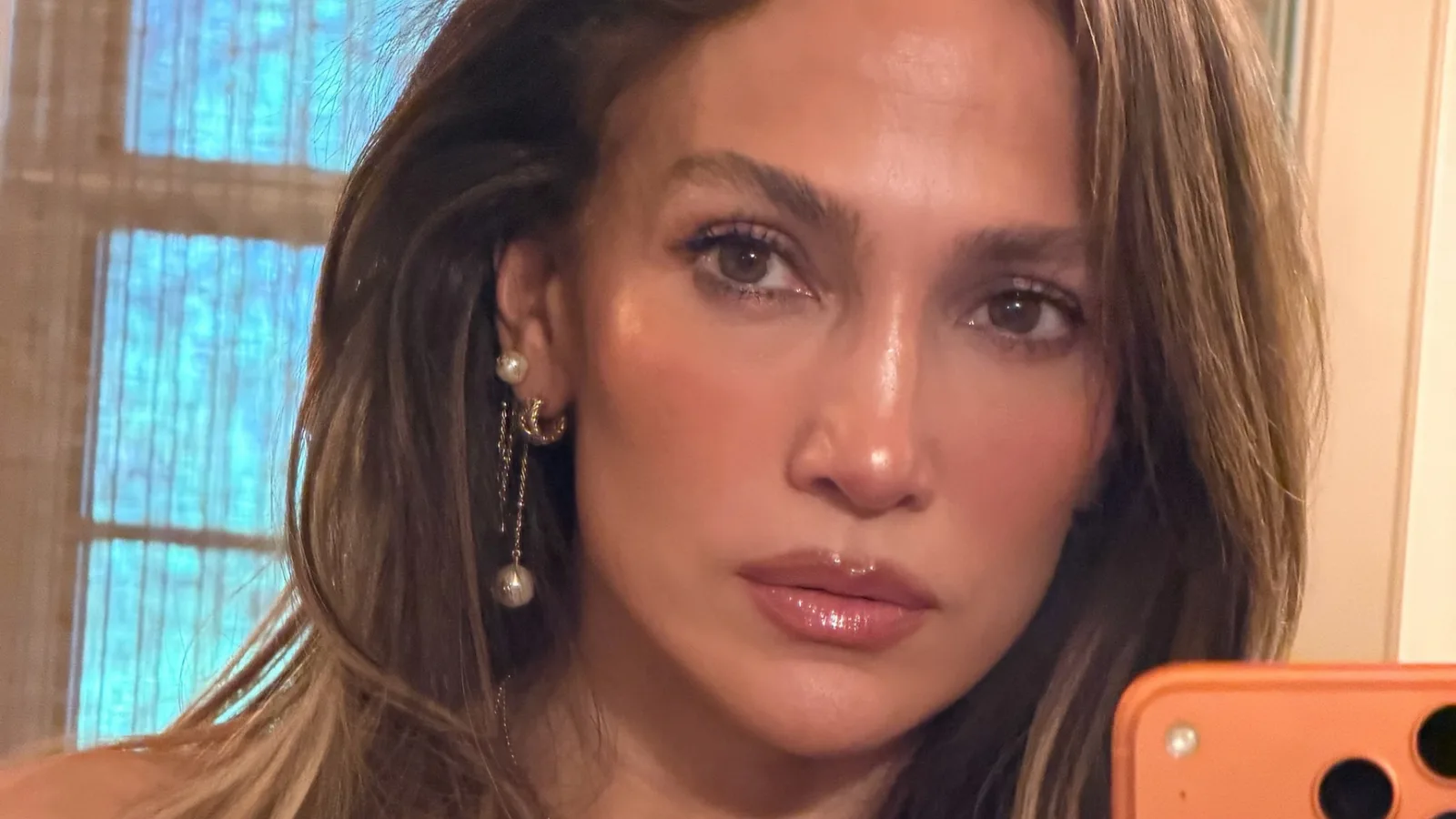 Jennifer Lopez mostra detalhes da mansão comprada após separação