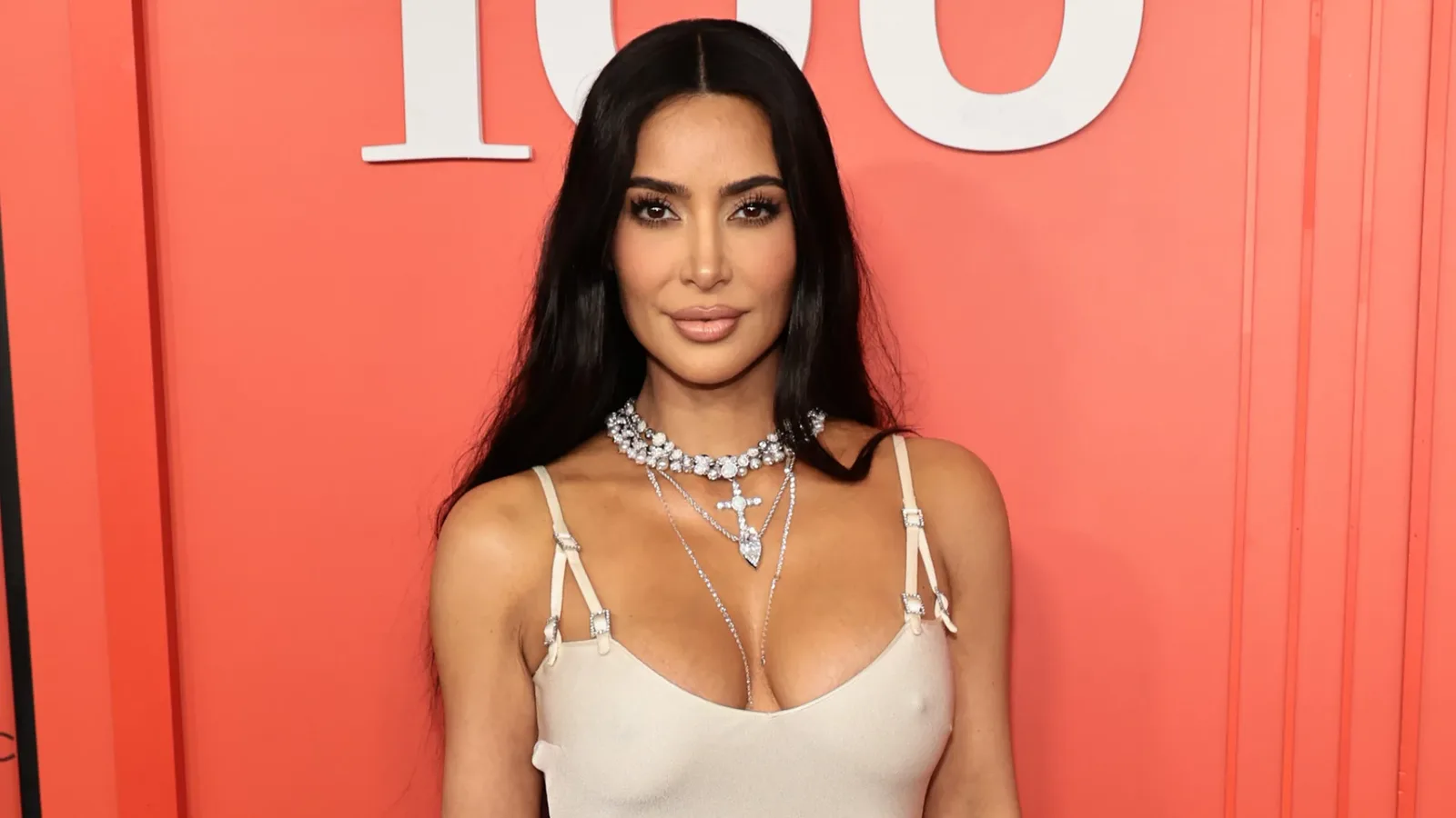 Kim Kardashian revela esofagite e lembra doença que matou o pai