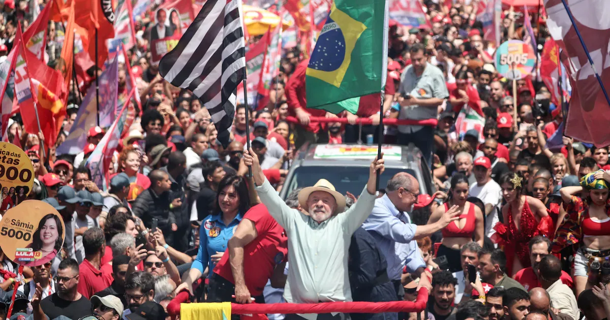 Lula encerra campanha com críticas a adversários e defesa da democracia