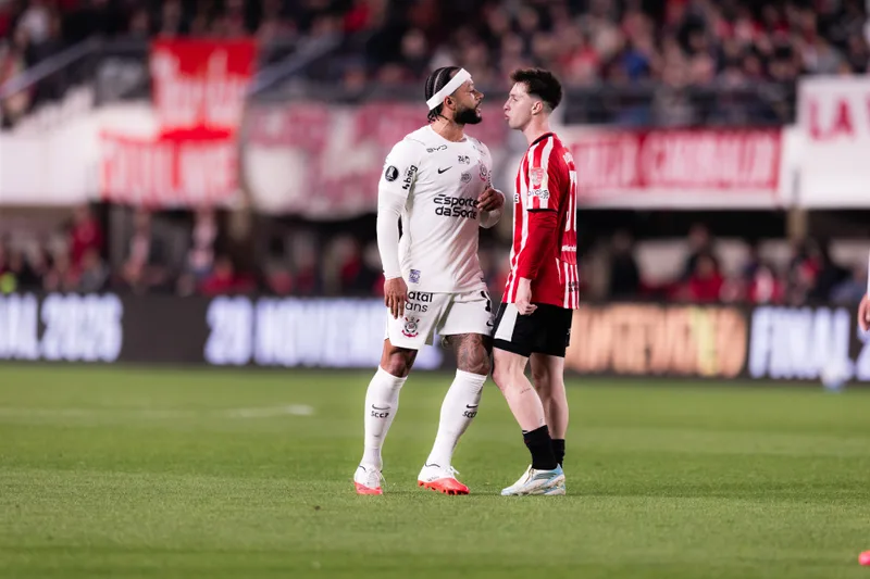 Estudiantes pede enquadramento de Memphis por gesto em jogo da Libertadores