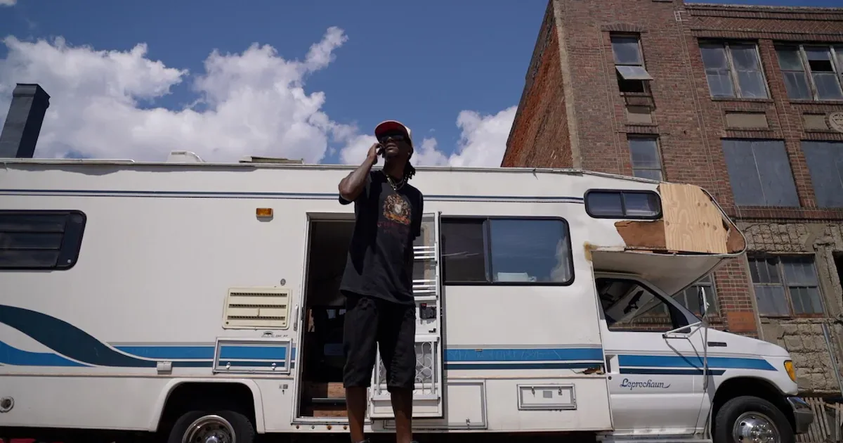 Barbeiro transforma trailer em símbolo de recomeço e inspiração em Ohio
