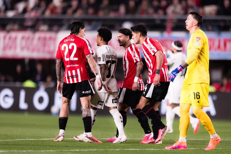 Estudiantes supera o Platense antes da decisão com o Corinthians