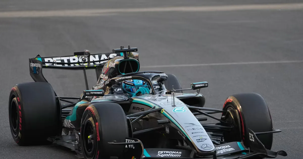 Acidente interrompe treino em Baku, mas Russell termina novamente no topo